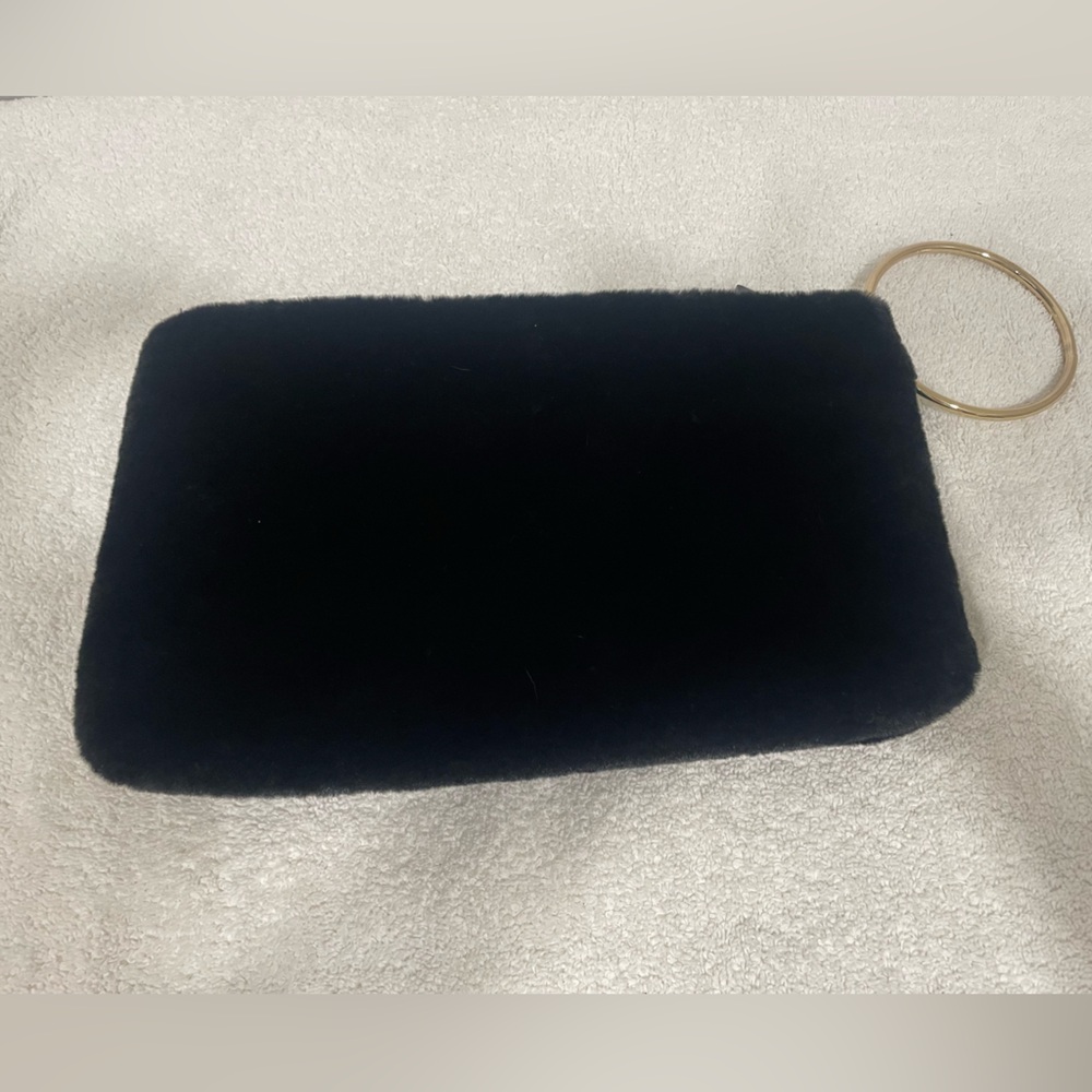 NY & CO black fuzzy wristlet bag in black